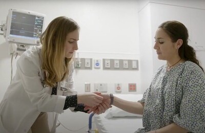 Кодирование Аквилонг в Котельниково Врач держит пациентку за руку