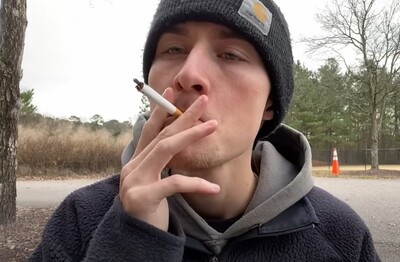 Лечение зависимости от табакокурения в Котельниково Мужчина с сигаретой делает затяжку