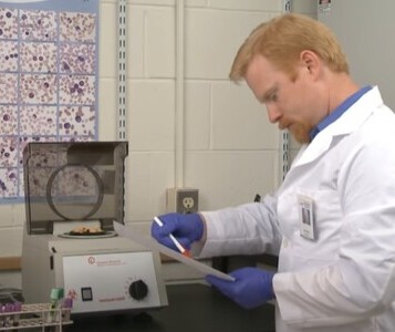 Клиника лечения наркозависимости в Котельниково Врач в кабинете клиники